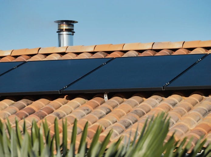 Surimposition des panneaux solaires sur un toit